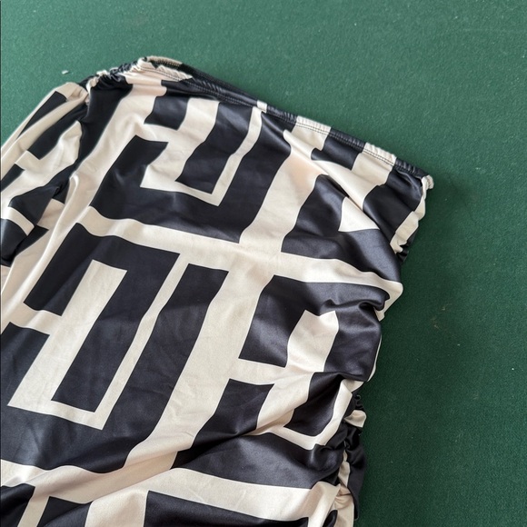 Geometric Black and Cream Long Sleeve Dress - Picture 4 of 9